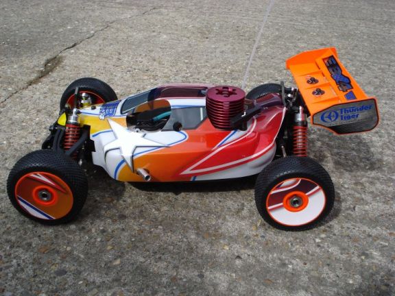 郵送買取 新品5台以上送料無料キャンペーン中！！  RC Thunder Nitro Group Island Treasure - S3 EB4 Tiger 1/8 完成品（エンジン）