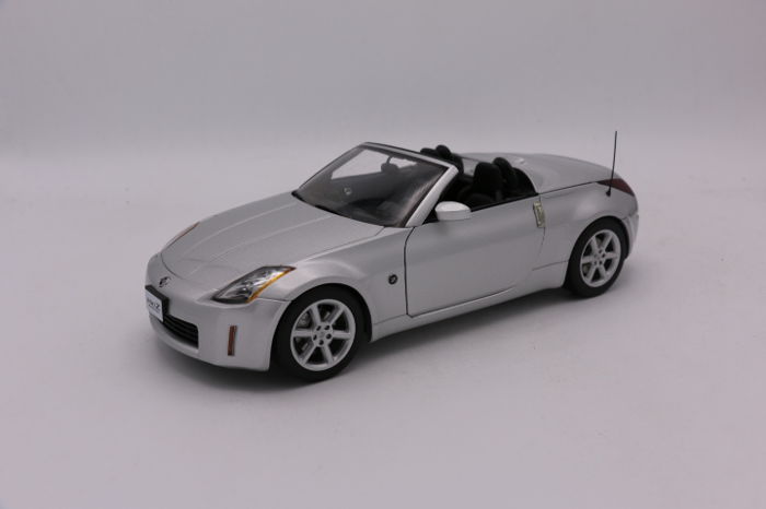 Autoart - 1:18 - Nissan 350Z Roadster - Color Gray - Image 5
