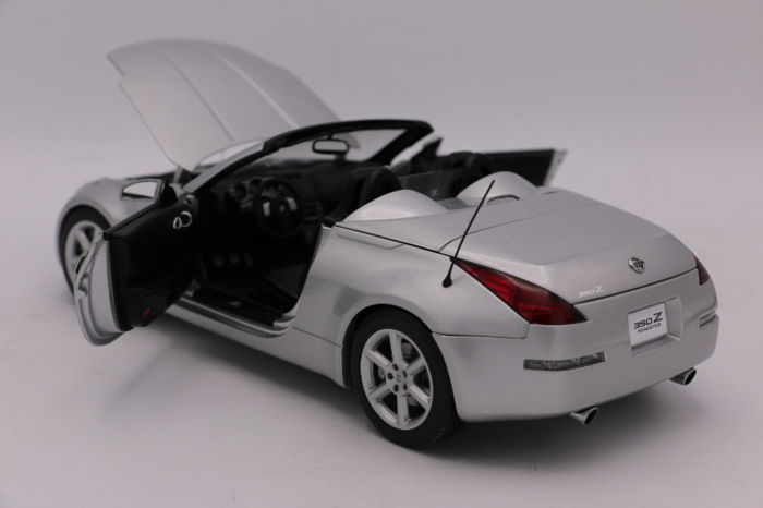 Autoart - 1:18 - Nissan 350Z Roadster - Color Gray - Image 4