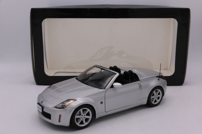 Autoart - 1:18 - Nissan 350Z Roadster - Color Gray - Treasure