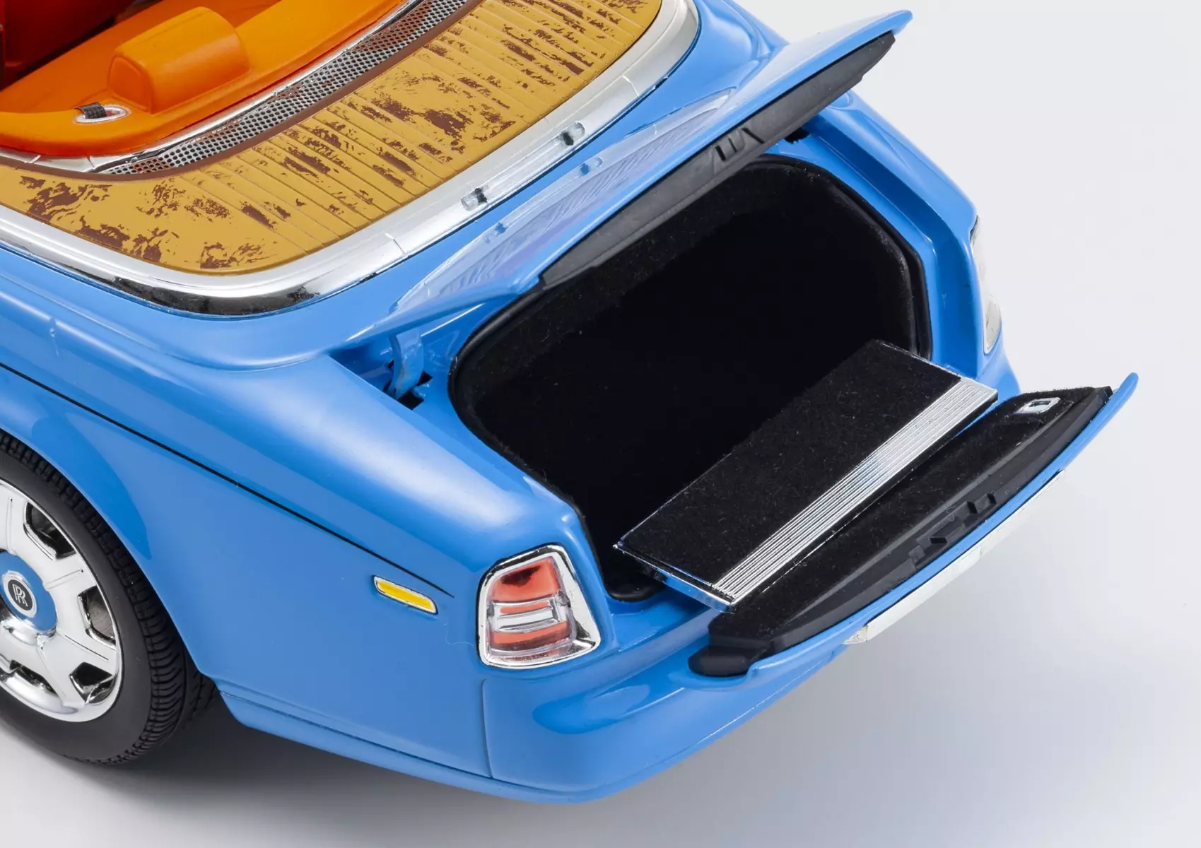KYOSHO ORIGINAL 1/18scale Rolls Royce Phantom Drophead Coupe (Light Blue) - Image 10