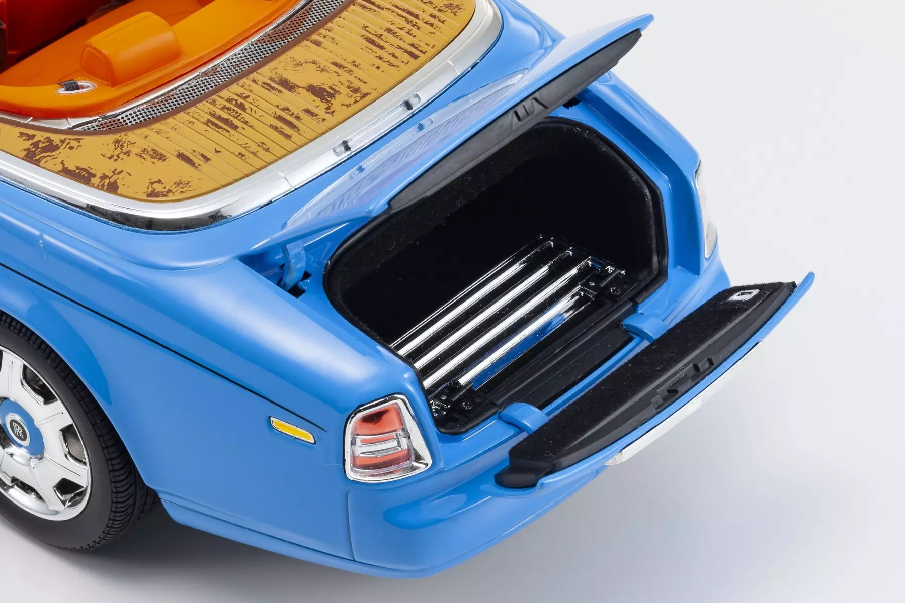 KYOSHO ORIGINAL 1/18scale Rolls Royce Phantom Drophead Coupe (Light Blue) - Image 11